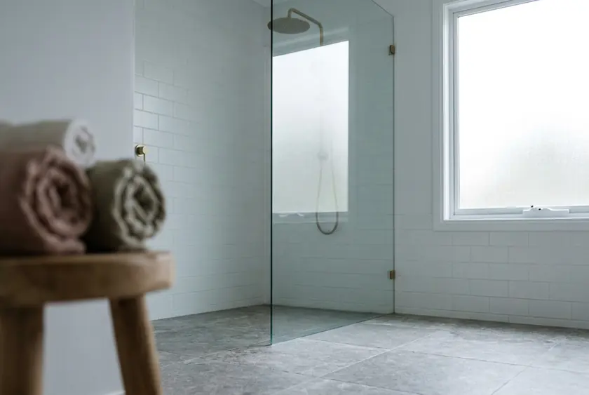 Salle de bain en faïence blanche et douche de plain-pied